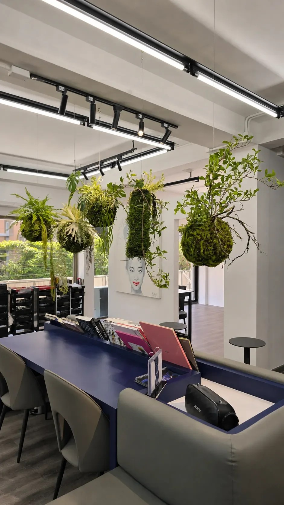 พื้นที่สีเขียวและบรรยากาศธรรมชาติภายใน Indigo Hair Salon